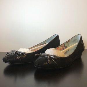 Anne Klein leather low hill comfort pump shoes.